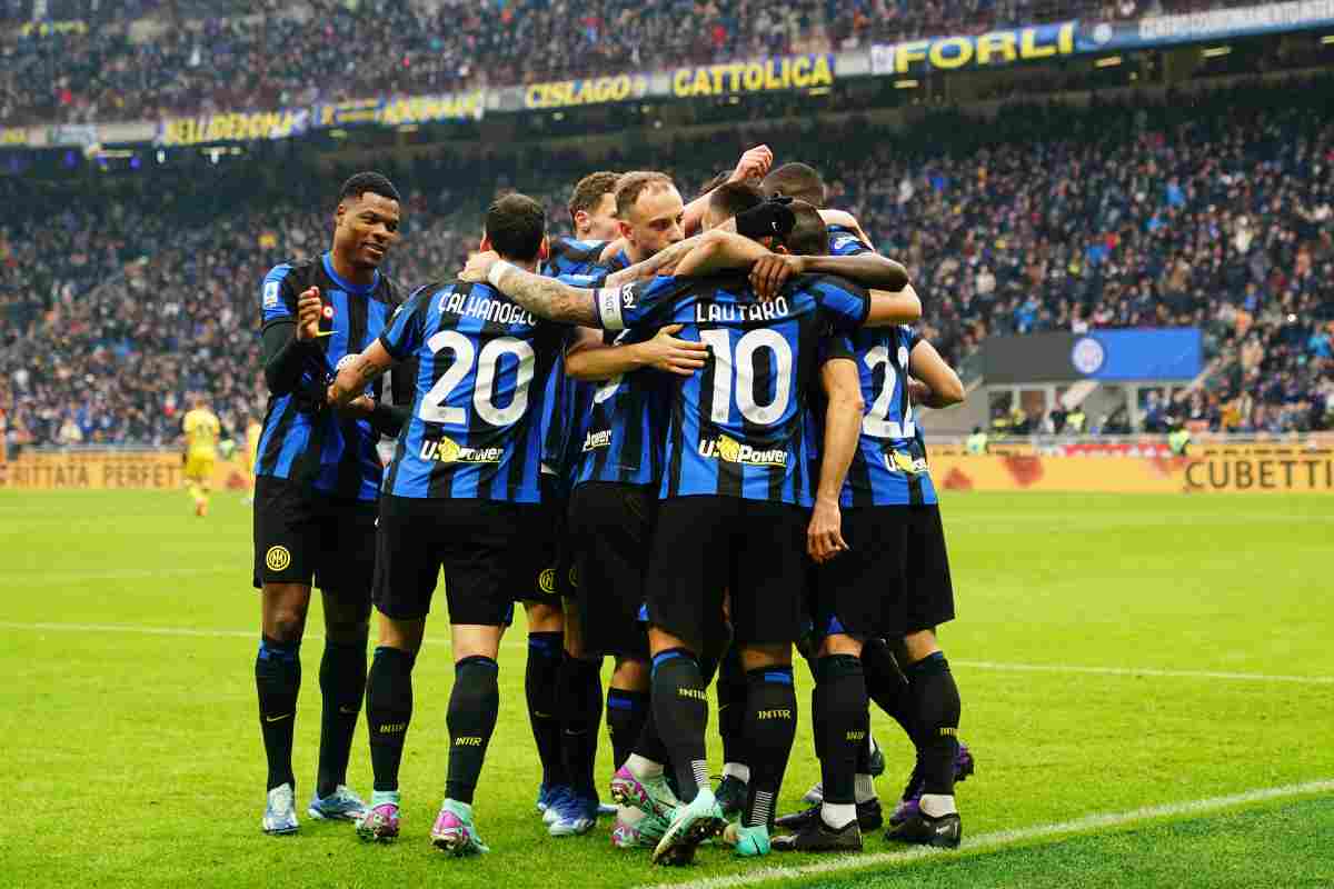 Inter cessione Dumfries 50 milioni Manchester United