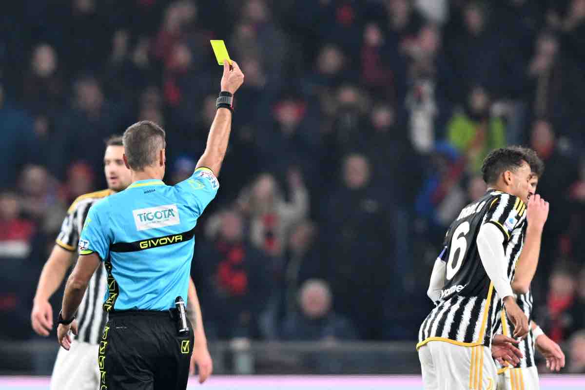 L'arbitro ammonisce il giocatore della Juventus: arrivano rivelazioni da parte dell'ex Napoli